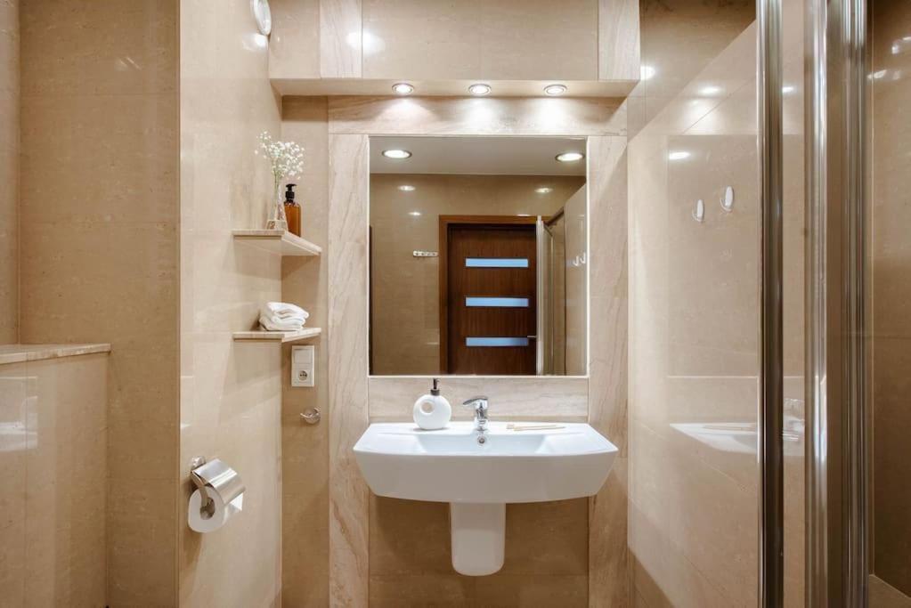 Wygodny Apartament Przy Dworcu คราคูฟ ภายนอก รูปภาพ